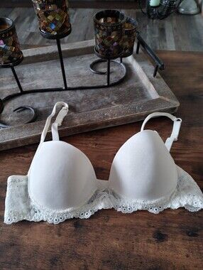Like New Calvin Klein 34B Cream Lace Padded Underwire bra